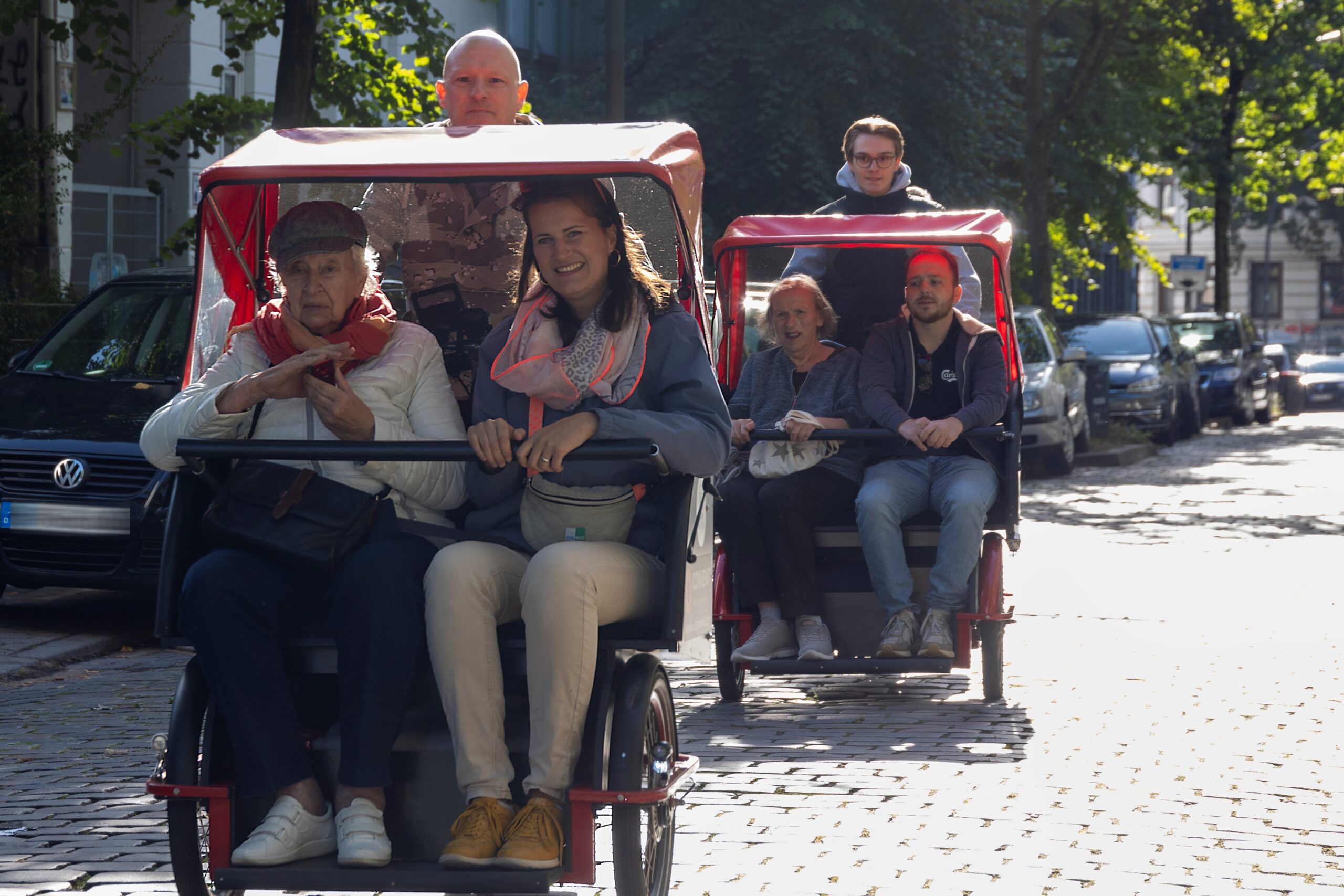 Die Rikscha-Karawane zieht durch die Schanze beim Rikscha-Ausflug mit Senioren und Seniorinnen