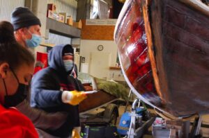 Wi mook dat. Get the kick: Bootsbau-Finish mit Test zu Wasser